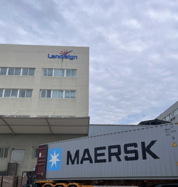 Η φόρτωση και η αποστολή εμπορευματοκιβωτίων νωρίς το πρωί ξεκινά στο Landsign