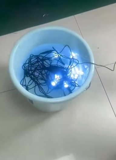 Οι λαμπτήρες καταστρώματος υποβάλλονται σε αδιάβροχο έλεγχο βυθισμένοι στο νερό